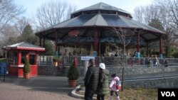 使用太陽能電池屋頂發電的國家動物園保育旋轉木馬甚受兒童歡迎。