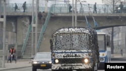 3月6日平壤街道上行驶的一辆公共汽车上盖着网状伪装