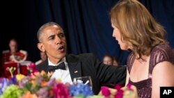 2015年4月25日白宫记者年度晚宴上美国总统奥巴马(左)与协会会长帕森斯聊天