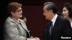 中國外交部長王毅2019年8月2日在泰國曼谷與澳大利亞外交部長佩恩舉行會晤。