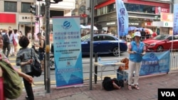 “保公義撐修法大聯盟”灣仔街頭派發《逃犯條例》“釋疑解惑”文宣。（美國之音記者申華拍攝）