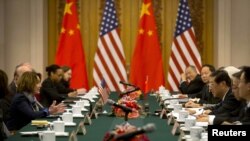 南希佩洛希(左一)、國會人權委員會主席麥戈文等人在內的美國國會高級代表團2015年11月罕見的訪問西藏，然後於 11月12日在北京與中國人大官員舉行會談