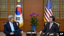美国国务卿克里（左）2月13日在首尔会晤韩国外交部长官尹炳世