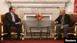 美國新任國防部長阿什頓 . 卡特(左）在喀布爾與阿富汗總統加尼會面。