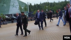 去年莫斯科防務展上，紹伊古陪同普京。（美國之音白樺攝）