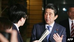 安倍晉三4月27日見傳媒時談及兩韓峰會。(法新社)