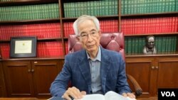 基本法起草委員、民主黨創黨主席李柱銘表明不接受中共對香港全面管治權，他會留在香港堅持以和平方式繼續爭取北京履行《中英聯合聲明》的承諾，給予香港人民主以及一國兩制、港人治港、高度自治。(美國之音湯惠芸)