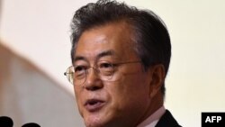 韩国总统文在寅称韩国必须作为美国和朝鲜的中间人