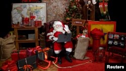 ແຟ້ມພາບ - ນັກຮຽນຜູ້ນຶ່ງທີ່ຮຽນເປັນແຊນຕ້າຄລອສ ກຳລັງຮຽນທາງອອນໄລນ໌ ວິຊາການເປັນແຊນຕ້າຄລອສ ຢູ່ທີ່ນະຄອນຫຼວງລອນດອນ ຂອງອັງກິດ ເມື່ອວັນ ອັງຄານທີ 10 ພະຈິກ 2020 (REUTERS/Toby Melville)