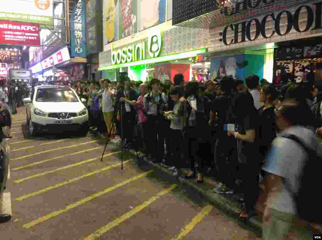 上千港人連續第四晚在旺角聚集爭真普選(美國之音海彥拍攝)