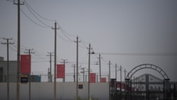 中國新疆和田近郊一處據信為關押維吾爾少數民族穆斯林的拘留營外。