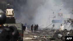 埃及安全部隊驅散開羅阿巴•拉達維亞抗議營地的示威人群後站在廢墟中間。 （資料圖片）