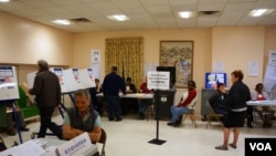 选民们正在纽约曼哈顿中国城的一家投票站内投票。（美国之音方方拍摄）