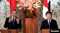 日本外相茂木敏充（右）和中國國務委員兼外交部長王毅在東京舉行會談後出席記者會。（2019年11月25日）