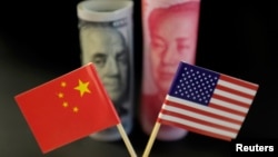  美中货币前的美中国旗 美中货币前的美中国旗