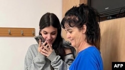 美國人質母女娜塔莉·拉南（Natalie Raanan 左）和朱迪思·泰·拉南（Judith Tai Raanan）獲釋後與美國總統喬·拜登通電話。