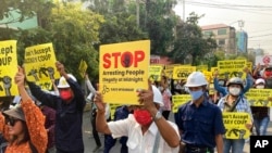 缅甸曼德勒民众2021年3月15日不畏军警血腥镇压上街示威（美联社）