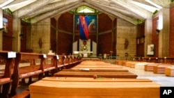 意大利貝加莫地區一所教堂內3月26日停放的新冠病毒死亡者的靈柩。