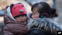 资料图片－北京 一名中国母亲抱着她的孩子