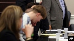 ແຟ້ມພາບ - ໂຈເຊຟ ຣູຟ, ພໍ່ຕູ້ຂອງດີແລນ ຣູຟ, ຍ່າງຜ່ານຫຼານຊາຍຂອງລາວ ເພື່ອກ່າວຕໍ່ສານ ຂະນະທີ່ ດີແລນ ຣູຟ ປະກົດຕົວ ຢູ່ໃນສານເມືອງ ຊາຣ໌ລສຕັນ ວັນຈັນ ທີ 10 ເມສາ 2017 ເພື່ອສາລະພາບຄວາມຜິດໃນຂໍ້ຫາຄາດຕະກຳ ໃນເມືອງຊາຣ໌ລສຕັນ ລັດຄາໂຣໄລນາໃຕ້