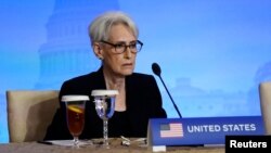 資料照片：美國副國務卿謝爾曼在東盟-美國一次特別會議期間聆聽副總統賀錦麗講話。 (2022年5月13日)