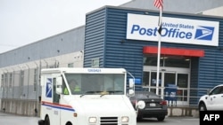 ກົມບໍລິການໄປສະນີຂອງສະຫະລັດ (USPS) ຢູ່ໃກ້ໆ ສະໜາມບິນສາກົນ ນະຄອນ ລອສ ແອນເຈີເລສ ຫຼື Los Angeles International Airport (LAX), ລັດຄາລິຟໍເນຍ, ເມື່ອວັນທີ 5, ກຸມພາ 2025.
