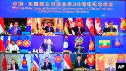 这张由马来西亚总理办公室提供的图片显示了东盟领导人和中国国家主席习近平（右上第二）出席东盟-中国中国－东盟建立对话关系30周年纪念峰会。