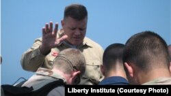 默德牧師(Wesley Modder)在為士兵禱告（照片來源：Liberty Institute）