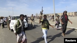 效忠薩利赫的民兵在南部城市亞丁巡行