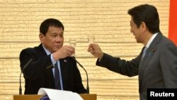 日本首相安倍在其寓所的宴会上同菲律宾总统杜特尔特干杯（2017年10月26日）