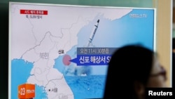 一名行人走過首爾一處地鐵站的電視屏幕。電視正在播出北韓從東海岸港口新浦試射潛射導彈的新聞