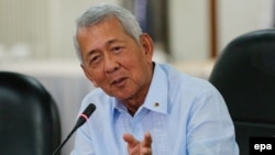 菲律賓外長亞賽說，裁決是‘一個里程碑式的決定’
