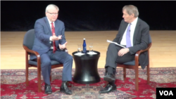 前澳大利亞總理陸克文(左)和美國公共電視台主持人查理‧羅斯2015年2月17日在亞洲協會對談 (美國之音方冰拍攝)
