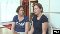 米歇爾.貝利(右)和安娜.奧爾森(視頻截圖)