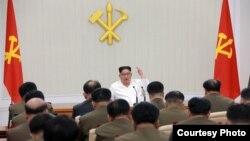 朝中社2018年5月18日發布金正恩主持軍委會照片。