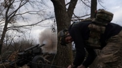 Militares ucranianos disparan hacia posiciones rusas en la región de Járkov, Ucrania, el 12 de marzo de 2025.