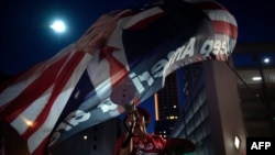 在2020年6月20日奧克拉荷馬州的塔爾薩市造勢活動的前夜，特朗普總統的支持者在高呼“美國”。