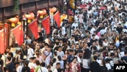 中国中秋国庆黄金周期间江苏省南京夫子庙游人如织。（2023年9月29日）