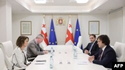 Архивное фото. Посол США в Грузии Робин Данниган встречается с премьер-министром Грузии Ираклием Кобахидзе в Тбилиси. 7 сентября 2024 г.