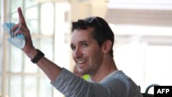 2020年9月8日，由於澳中外交關係惡化，澳大利亞廣播公司駐京記者比爾·博圖斯(Bill Birtles)擔心被捕，在離開中國後抵達悉尼機場。（法新社）