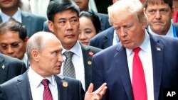 美国总统川普（右）与俄罗斯总统普京在APEC峰会上交谈 （2017年11月11日）