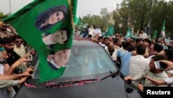 巴基斯坦前总理谢里夫离开首都伊斯兰堡，支持者围在他的汽车旁 (2017年8月9日)