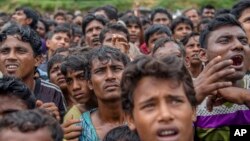 從緬甸逃到孟加拉的羅興亞穆斯林等待救援物資。