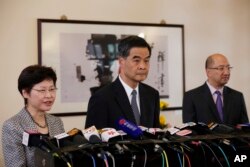 香港特首梁振英（中）在记者会上（2014年10月16日）