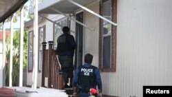 美国移民与海关执法局逃犯追缉行动组成员在加州圣安娜搜捕一名违反移民法的逃犯。（2017年5月11日）