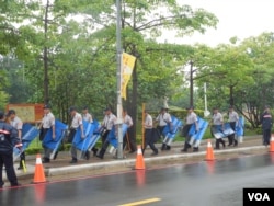 警方准备（美国之音赵婉成拍摄）