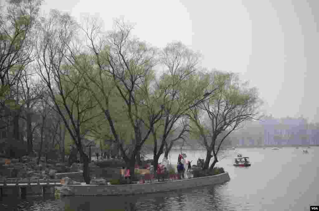 笼罩在雾霾当中的柳桥映月景区 (​曾谙 摄于2016年3月21日）