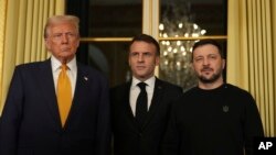 Французский президент Эммануэль Макрон с избранным президентом США Дональдом Трампом и президентом Украины Владимиром Зеленским во Дворце Елисейских полей, 7 декабря 2024 года, Париж. 