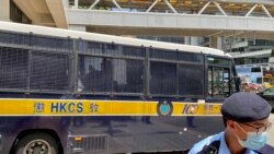 獲國安法指定法官杜麗冰批准短暫保釋為父親奔喪的胡志偉，仍然要乘座同類型囚車先返回荔枝角收押所 (美國之音湯惠芸)