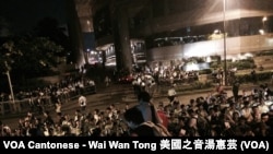 估計過千人參與學民思潮星期日晚發動，在灣仔君悅酒店附近，狙擊赴港的北京官員李飛的集會